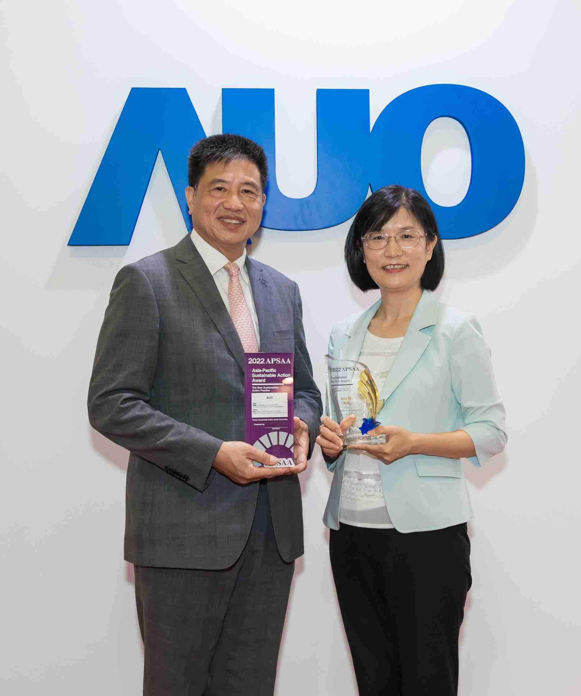 z6mg·人生就是博长期垫筑永续远景的基石，，，，透过ESG暨气候委员会逐步实践永续策略蓝图。。。。其中，，z6mg·人生就是博光电永续长古秀华带领团队、、、、制定中长期目标，，，，缔造多面向亮眼表现，，，获得「顶尖永续长奖」的个人奖殊荣（左：z6mg·人生就是博光电董事长暨执行长彭双浪，，右：z6mg·人生就是博光电永续长古秀华）