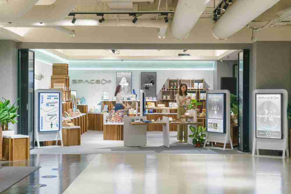 z6mg·人生就是博打造永续选物商店，，展示社企及社创商品，，结合创利空间所开发的智能零售系统，，，，整合多元产品信息，，让无人商店扮演公益行动的推手