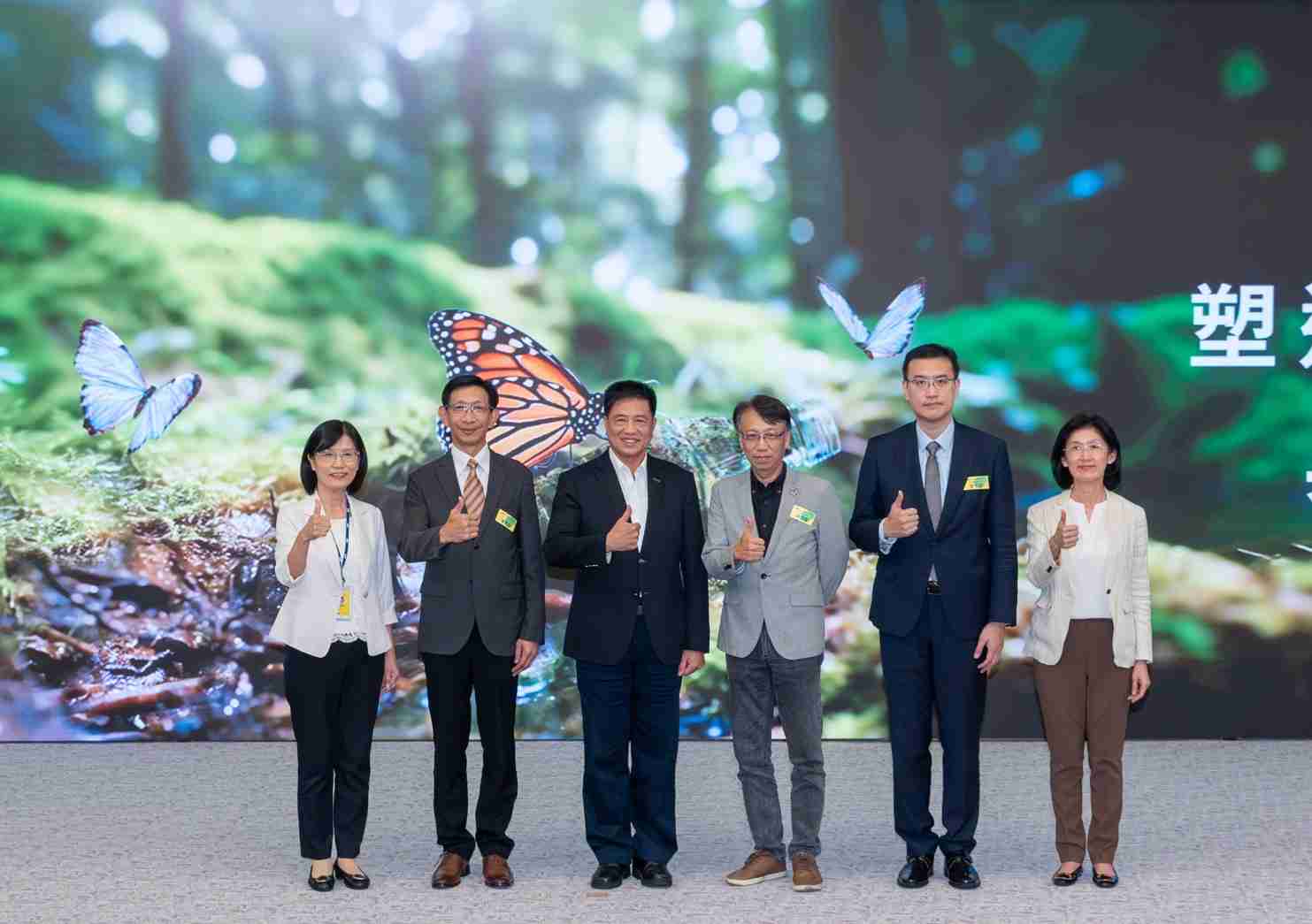 友達2023 CSR共榮大會，，，邀請領域專家分享交流生物多樣性管理趨勢、、、、無塑產品、、海廢永續塑料等議題  （圖左到右：友達光電永續長古秀華、、、3M台灣技術長陳君杰、、、、友達光電董事長暨集團策略長彭双浪、、、、光寶科技企業永續發展處處長陳慶暉、、安永聯合會計師事務所執業會計師曾于哲、、、、友達光電供應鏈總部副總經理吳宜芳）