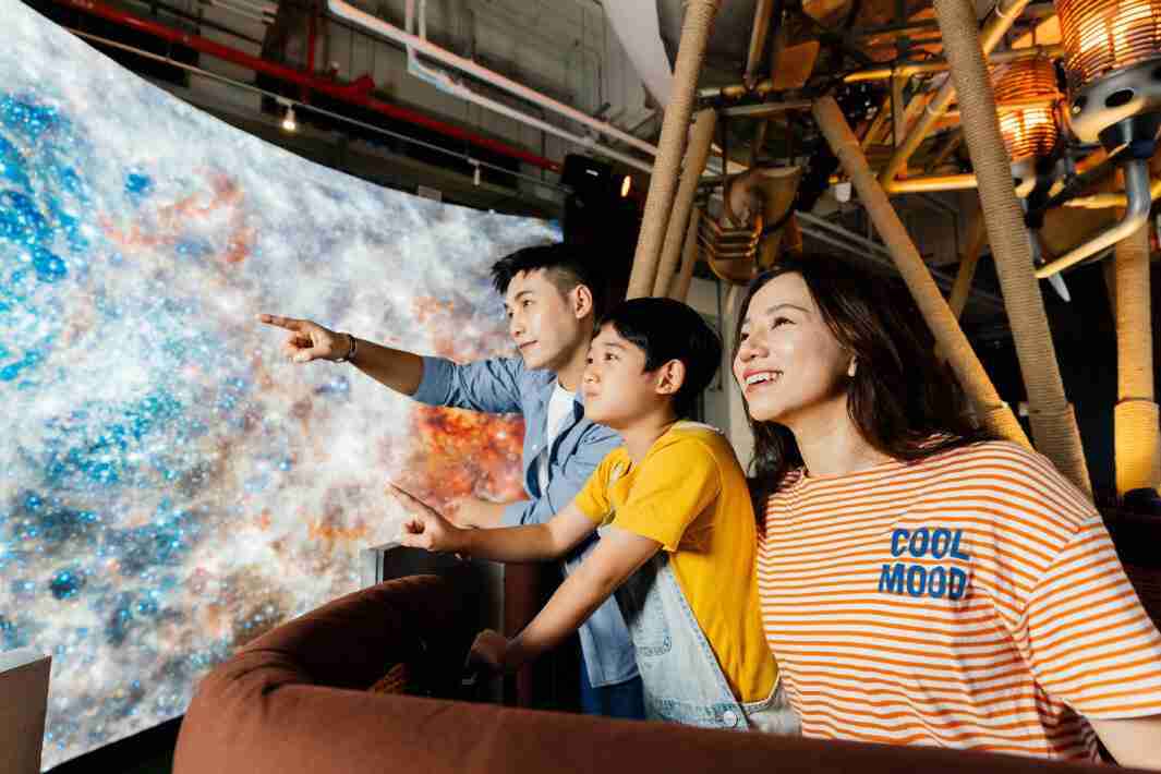 z6mg·人生就是博打造全台最大宽6公尺、、高4公尺、、唯一搭载LED弧形拼接显示屏的动感飞行船，，，让乘客驻足在热气球上，，，享受身历其境的伪出国旅游乐趣