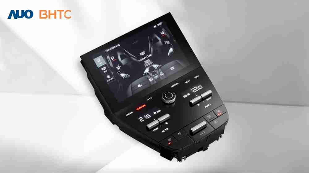 作為友達新生力軍，，，，BHTC所展示的中央與後座鞍部的Display HMI產品，，，可處理多區恆溫控制、、、顯示畫面，，呈現仿真3D車室分區；以力傳感技術精準傳遞觸感，，並結合音量及震動反饋，，，，防止意外啟動，，，，提供使用者自然流暢、、直觀且輕鬆駕馭的舒適介面